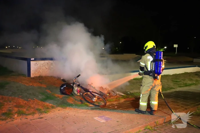 Brandweer blust brandende fiets