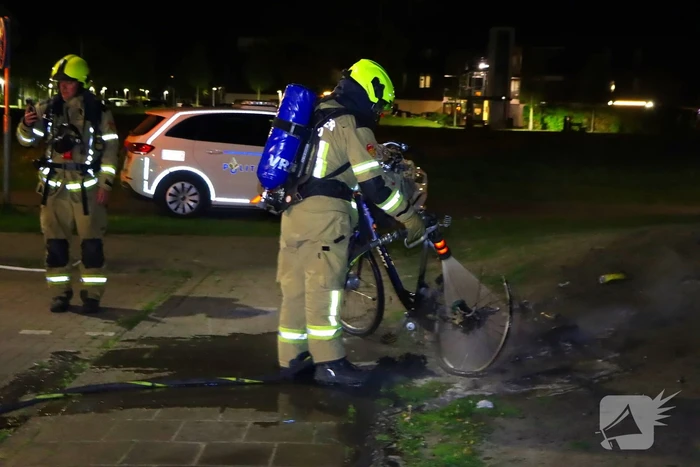 Brandweer blust brandende fiets