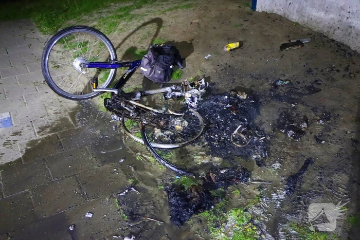 Brandweer blust brandende fiets