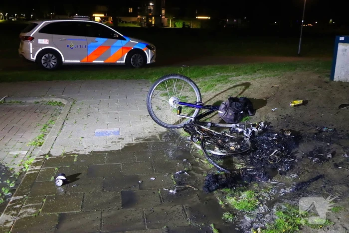 Brandweer blust brandende fiets