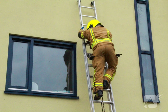 Brandweer controleert woning vanaf ladder na afgaan rookmelder
