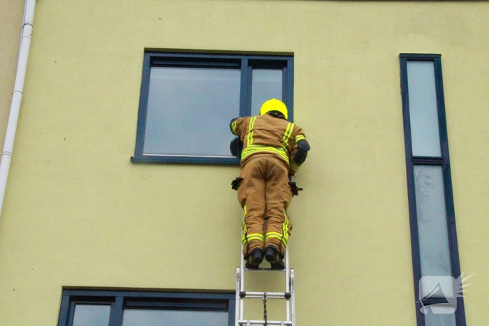 Brandweer controleert woning vanaf ladder na afgaan rookmelder