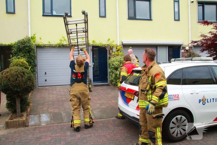 Brandweer controleert woning vanaf ladder na afgaan rookmelder