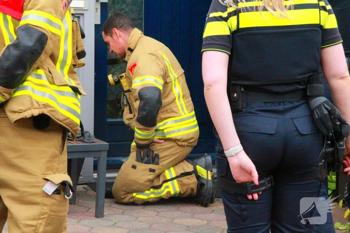 Brandweer controleert woning vanaf ladder na afgaan rookmelder