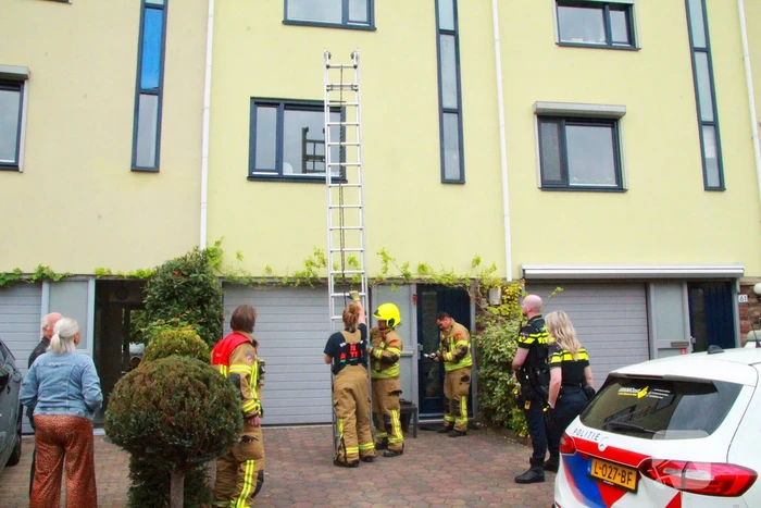 Brandweer controleert woning vanaf ladder na afgaan rookmelder