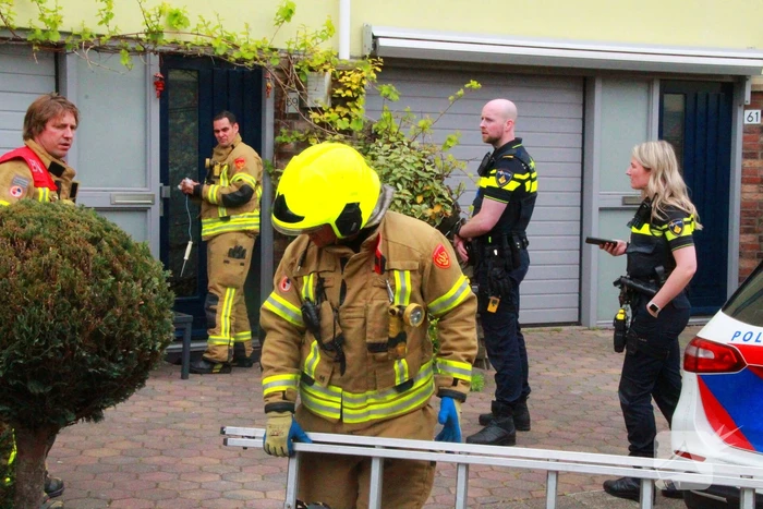 Brandweer controleert woning vanaf ladder na afgaan rookmelder
