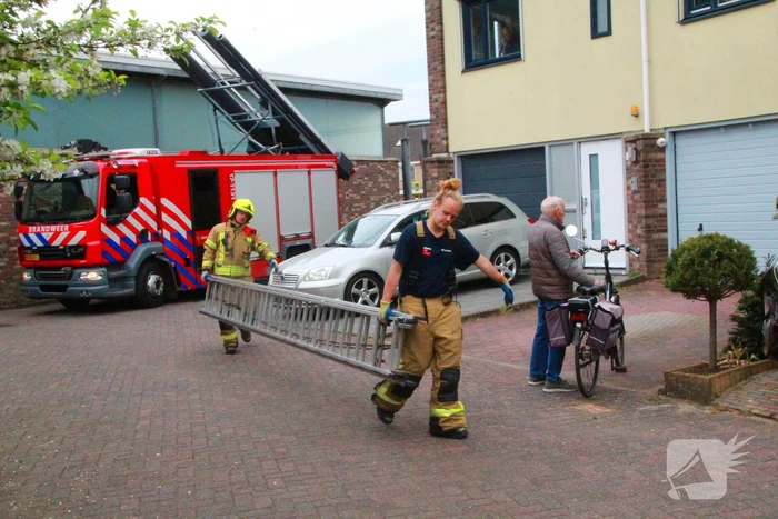 Brandweer controleert woning vanaf ladder na afgaan rookmelder
