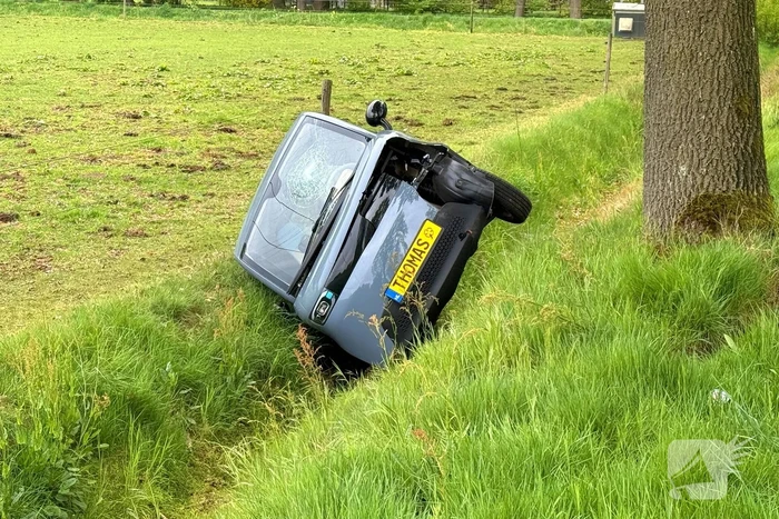 Brommobiel rijdt greppel in, bestuurder gewond