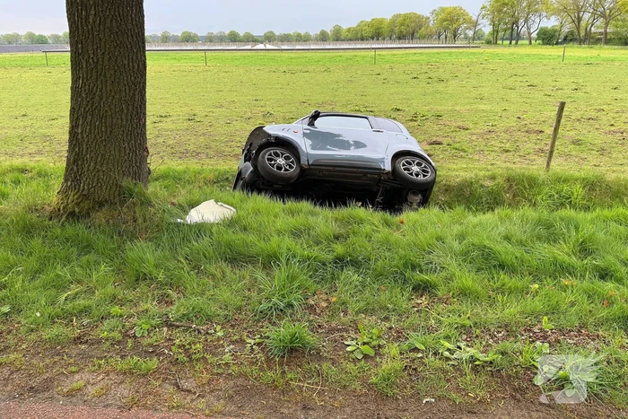 Brommobiel rijdt greppel in, bestuurder gewond
