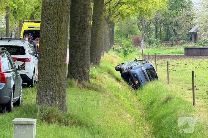 Brommobiel rijdt greppel in, bestuurder gewond