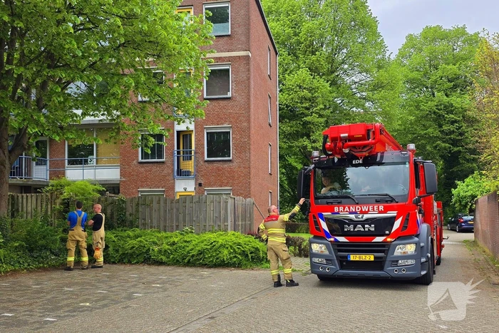 Kind sluit moeder op balkon buiten, brandweer schiet te hulp