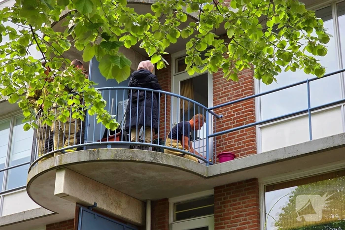 Kind sluit moeder op balkon buiten, brandweer schiet te hulp