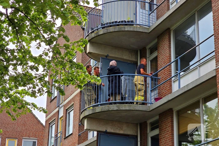 Kind sluit moeder op balkon buiten, brandweer schiet te hulp