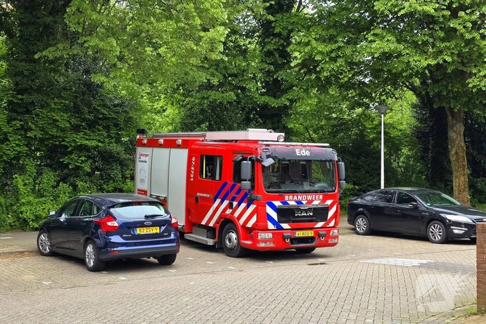 Kind sluit moeder op balkon buiten, brandweer schiet te hulp