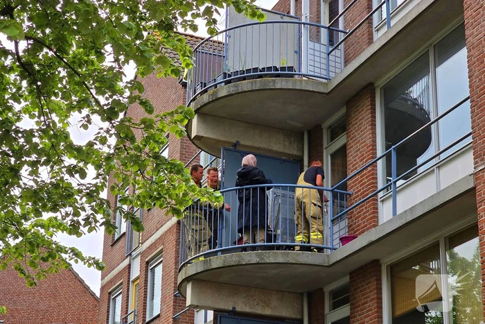 Kind sluit moeder op balkon buiten, brandweer schiet te hulp
