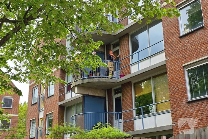 Kind sluit moeder op balkon buiten, brandweer schiet te hulp