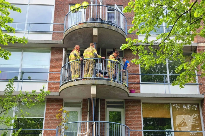 Kind sluit moeder op balkon buiten, brandweer schiet te hulp