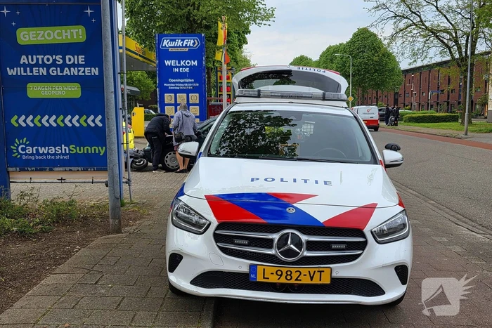 Opzittenden scooter ten val na aanrijding met auto