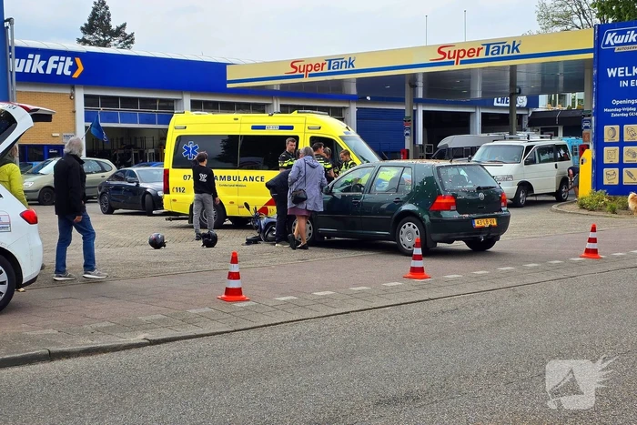 Opzittenden scooter ten val na aanrijding met auto