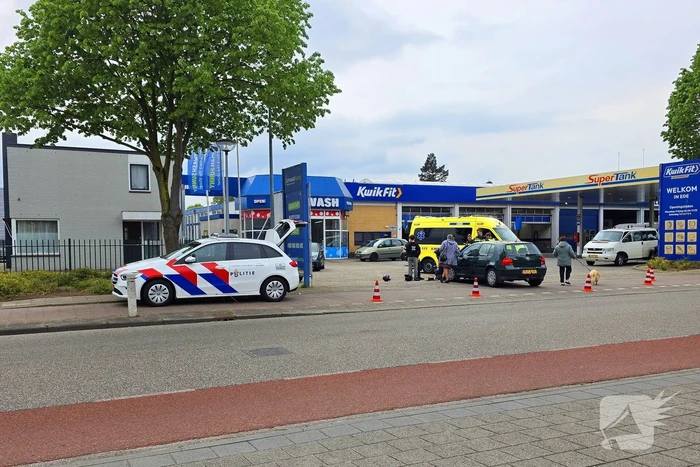 Opzittenden scooter ten val na aanrijding met auto