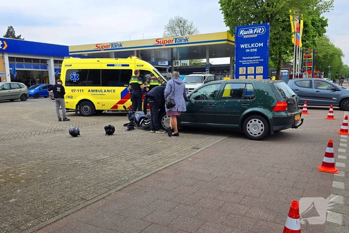 Opzittenden scooter ten val na aanrijding met auto