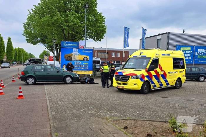 Opzittenden scooter ten val na aanrijding met auto