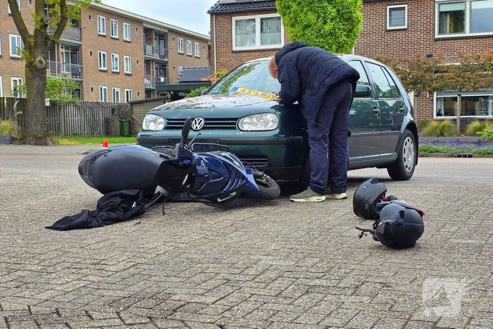 Opzittenden scooter ten val na aanrijding met auto
