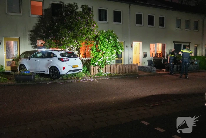 Bestuurster rijdt tegen woning tijdens parkeren