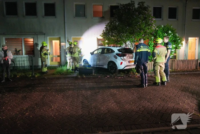 Bestuurster rijdt tegen woning tijdens parkeren