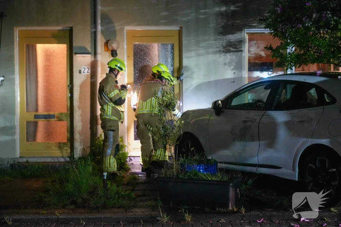 Bestuurster rijdt tegen woning tijdens parkeren