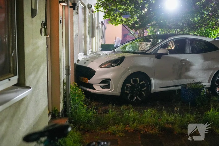 Bestuurster rijdt tegen woning tijdens parkeren