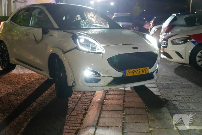 Bestuurster rijdt tegen woning tijdens parkeren
