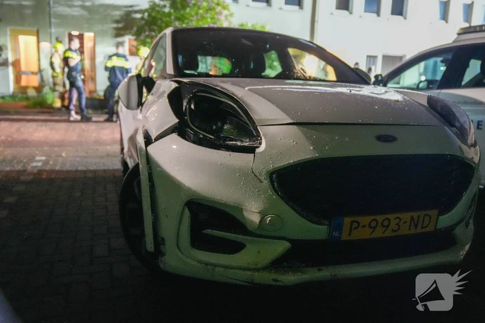 Bestuurster rijdt tegen woning tijdens parkeren