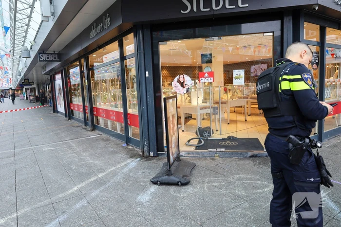 Politie doet onderzoek naar overval op juwelierszaak