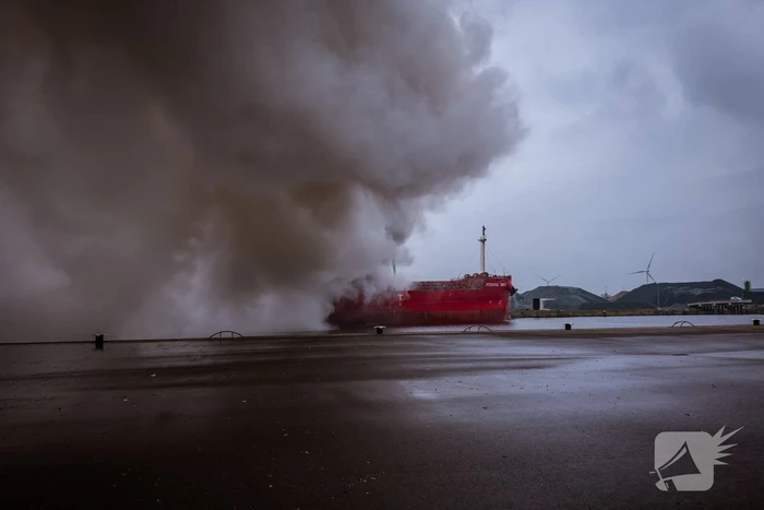 Forse rookontwikkeling bij brand op schip met schroot