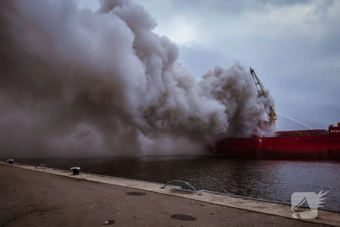 Forse rookontwikkeling bij brand op schip met schroot