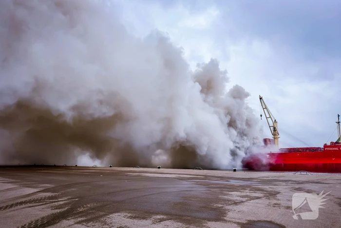 Forse rookontwikkeling bij brand op schip met schroot
