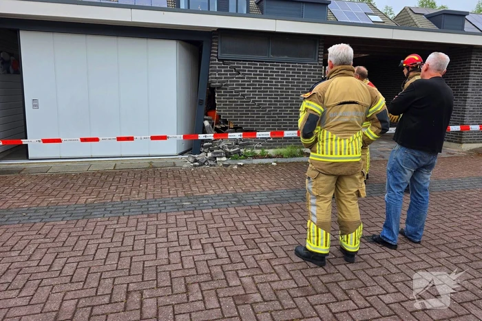 Auto ramt woning, muur ontzet