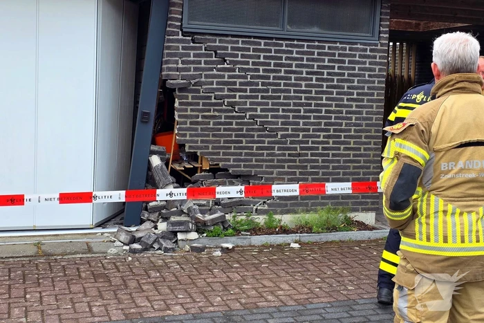 Auto ramt woning, muur ontzet
