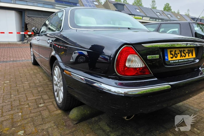 Auto ramt woning, muur ontzet