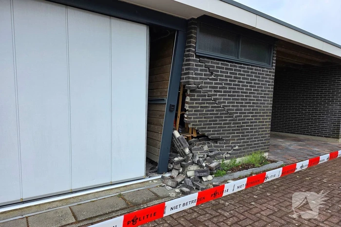 Auto ramt woning, muur ontzet