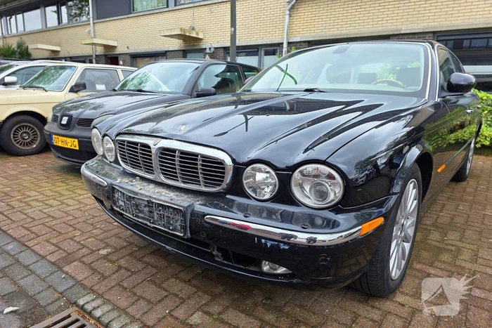 Auto ramt woning, muur ontzet