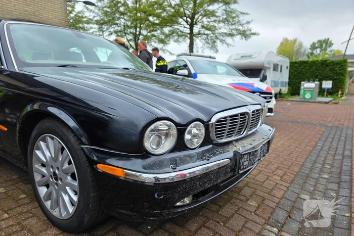 Auto ramt woning, muur ontzet