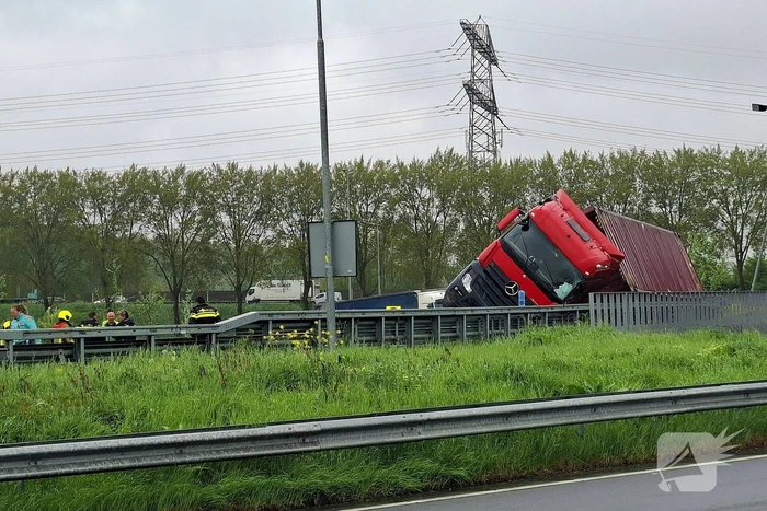 Verkeersoverlast door gekantelde vrachtwagen