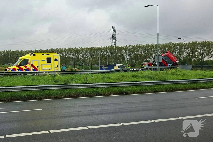 Verkeersoverlast door gekantelde vrachtwagen