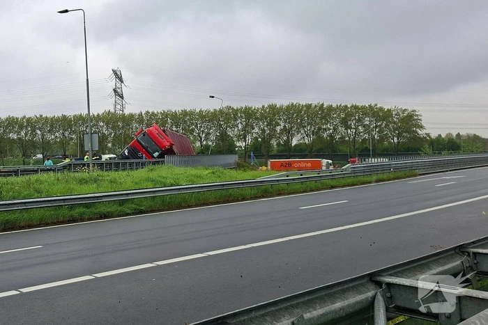 Verkeersoverlast door gekantelde vrachtwagen