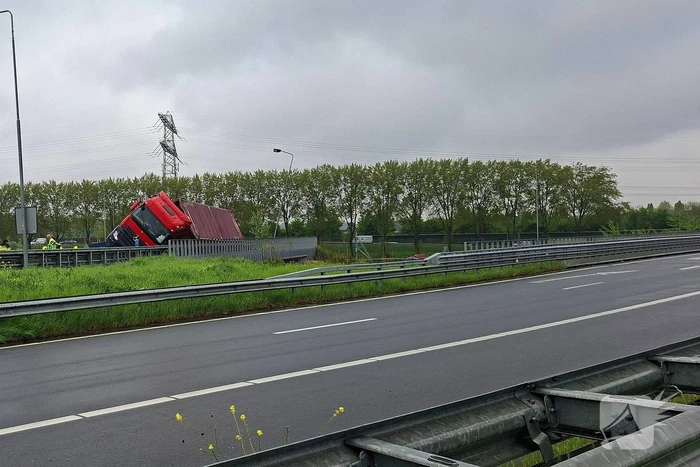 Verkeersoverlast door gekantelde vrachtwagen