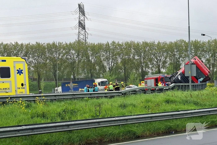 Verkeersoverlast door gekantelde vrachtwagen