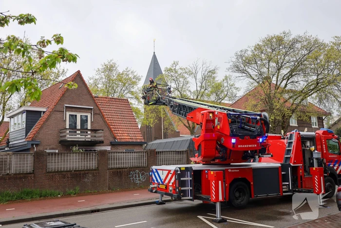 Brandweer blust brand op dak van woning