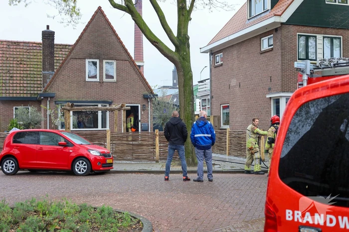 Brandweer blust brand op dak van woning